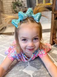 Breakfast dates with friends are so much better with our FAUXbulous Bows 🧋  Peep the sneak Peek! This adorable •pink lemonade• glitter will be  available SOON! We love the petite Jade bows (