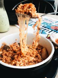 Seperti namanya, nasi goreng kimchi diperbuat dengan cara menggoreng nasi dengan kimchi, pes lada, minyak bijan. Mujigae Galeryfood