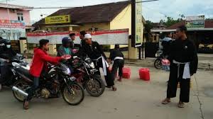 Maybe you would like to learn more about one of these? Kenakan Pakaian Pencak Silat Lengkap Psht Samarinda Seberang Bagi Takjil Ke Pengendara Tribun Kaltim
