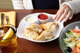 Does olive garden have pizza. Olive Garden On Twitter How Do You Improve Chicken Alfredo Add Pizza Dough Come Get A Chicken Alfredo Pizza Fritta Now