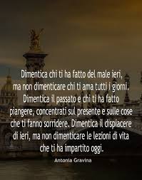 Ama Cio Che Fai E Fai Cio Che Ami Dimentica Chi Ti Ha Fatto Del Male Ieri Ma Non Dimenticare Chi Ti Ama Tutti I Giorni Dimentica Il Passato E Chi Ti H Piangere Lezioni Di Vita Citazioni Sagge
