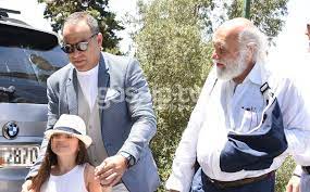 Ωστόσο, λίγες μέρες μετά, βγήκα κανονικά, φορώντας μαύρα ρούχα, και προλόγιζα τα θέματα που παρουσιάζαμε. Deite Ton Patera Toy Krateroy Katsoylh Sth Baptish Toy Eggonoy Toy Gossip Tv Gr