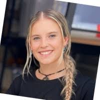 Lara Henderson's Instagram, Twitter & Facebook