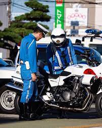 画像に含まれている可能性があるもの 1人以上 バイク 屋外 police traffic police character