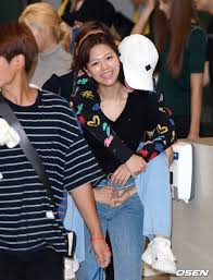 Twice S Jeongyeon Was Seen Giving Momo A Piggy Back Ride In The Airport Koreaboo Korean melodramatic adaptation of chinese drama поразительное на каждом шагу (2011).