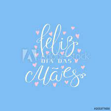 Ao teu abraço que na infância o nosso. Hand Written Lettering Quote Happy Mothers Day Happy Mothers Day In Portuguese Feliz Dia Das Maes With Hearts Isolated Objects On Blue Vector Illustration Design Concept For Mothers Day Card Stock Vector