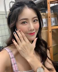 曾甜在instagram 分享了1 則貼文 新指甲 好可愛的驚聲尖叫 美甲師想說萬聖節要到了來一個萬聖節系列 然後我就發現黑紅放在手上蠻好看的 耶美甲找