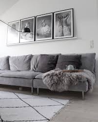 Cool Scandinavian Inspired Living Room With A Grey Velvet Sofa Black And White Photo Art Beni Ourain Style Rug Ikea Soderh Thuis Woonkamer Bank Woonkamer