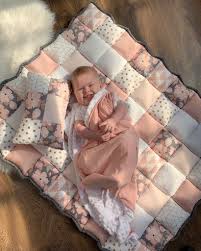 La Bullou Est Le Nouveau Must Pour Bebe Il S Agit D Un Tapis De Sol Ou Vous Pouvez Deposer Bebe En Tout Confort En Tout Lieu Tapis Eveil Tapis De Sol