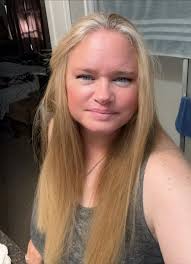 Are you a librocubicularist? 🛏️📖