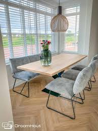 mooie tafel met comfortabele bank en stoelen tafel is van droomhout bank en stoelen komen uit de cosy colle tafel met bankje erker bankjes eetkamer interieur