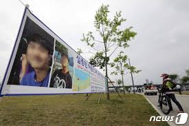자신의 인생을 바꾸기 위해 전장의 흑사자라 소문난 무시무시한 바람둥이 휴고 타란 공작에게 파격적인 계약 결혼을 제시하게 된다. Hrcowlwl9lpt5m