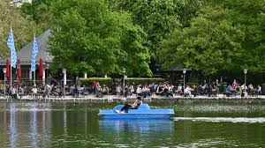 Die umliegenden isarauen bieten inmitten von münchen ein stück unberührte natur. Corona In Munchen Leben Kehrt Zuruck In Die Stadt Vom Biergarten Bis Zum Flughafen Stadt