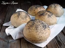 Panini all'olio extravergine,sofficissimi, profumati ideali da servire con diversi tipi di farciture sia salate che dolci. Panini All Olio Morbidissimi Zenzero E Limone