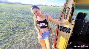 Mona, étudiante allemande de 18 ans, se fait baiser sur le chemin du retour