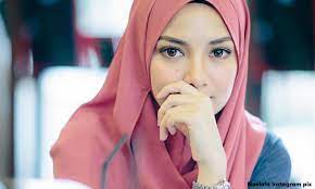 Cara memakai tudung bawal terkini 2016. Jualan Tudung Naelofar Milik Neelofa Cecah Rm50 Juta Terbakor Muslim Beauty Beautiful Hijab Girl Beautiful Hijab