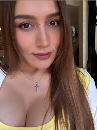 Iniciando la semana bien y de buenas! Me emociona que ya casi cumplo años!  ¿Cuántos creen que cumplo? 😬