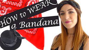 Noué autour de la tête comme un bandeau. 8 Facons De Porter Un Bandana How To Wear A Bandana Youtube