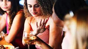 इस उम्र के लोगों को शराब से है अधिक खतरा! वैज्ञानिकों ने दी ना पीने की  चेतावनी - Young people at higher health risk from alcohol than older adults  according to The
