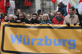 Nach ersten informationen kam es an der juliuspromenade und barbarossaplatz in würzburg am frühen freitagabend zu einem angriff mit einem messer. Demonstration Wurzburg Ist Bunt Bild 10 Von 29