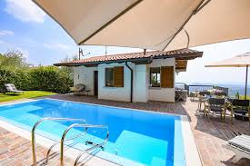 Außenbeleuchtung an 3 seiten des hauses. Ferienhaus Mit Pool Villa Rondine Mezzane Am Gardasee Bei Salo