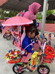 Hiasan dari kertas origami berbentuk burung ini sangat cocok diaplikasikan di dinding kamar tidur. Pemenang Tempat Kedua Basikal Tadika Bestari Genius Facebook