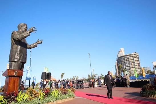 📸 His Excellency President Cyril Ramaphosa lays a wreath at the statue of  Oliver Reginald Tambo at South Beach in Durban, on the margins of the 46th  Ordinary Summit of SADC Heads