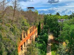 Als zugang für den baumwipfelpfad dient ein 40 meter hoher aussichtsturm, von dem du einen atemberaubenden ausblick auf das areal und. Beelitz Heilstatten Lost Place Mit Baumkronenpfad Peterstravel
