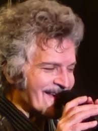 Lani Hall, extraordinaria cantante. Participó en el álbum de Gino Vannelli,  Powerful People, año 1974, canciones Felicia y Poor Happy Jimmy, un tributo  a Jim Croce. Producción de Gino, su hermano Joe