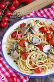 È arrivato il momento di lavare i pomodorini e di tagliarli a metà. Spaghetti Vongole E Pomodorini Primo Piatto Cremoso Grazie Al Trucco