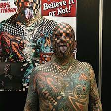 Both sides of the world tour: Mannheim Neckarau Weltrekordhalter Mit Meisten Tatowierungen Auf Tattoo Convention Im Zrm