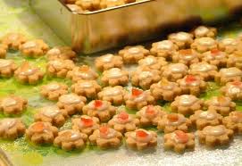 Recette De Sable De Noel Fleurettes Aux Amandes Avec Glacage Recette Sable Idee Pate A Sel Sables De Noel