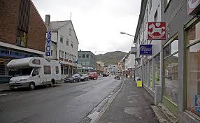 Die protestantische kirche von hammerfest wurde vom osloer architekten hans magnus erbaut, welcher unter anderem auch die nördlichste kirche der welt auf spitzbergen entworfen hat. Hammerfest