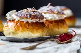 Laskiaispulla is traditionally associated with shrove tuesday, but it is a popular mainstay throughout the winter season. Laskiainen Das Rodelfest Zur Fastnacht Deutsch Finnische Gesellschaft Schleswig Holstein E V