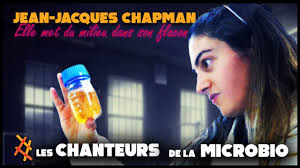 Elle met du milieu dans son flacon