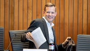 Der journalist und ehemann des bundesgesundheitsministers jens spahn, daniel funke, leitet die repräsentanz der burda gmbh in berlin und ist für das unternehmen als lobbyist tätig. Nachster Corona Knaller Ehemann Des Virologen Streeck Wechselt Ins Ministerium Von Jens Spahn