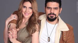 La presentadora indicó que ha sido víctima de acoso por parte de personas que hackearon las cámaras de seguridad que tiene en su casa, con lo que tuvieron acceso a videos personales suyos y de su familia. Esposo De Ana Karina Soto Cubrio Su Entrepierna Con Tan Solo Una Rosa