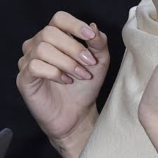 Selena Gomez S Nail Polish Nail Art Steal Her Style Mauve Nails Selena Gomez Nails Manicure