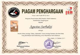 Bahasa indonesia diresmikan penggunaannya setelah proklamasi kemerdekaan indonesia, tepatnya sehari sesudahnya, bersamaan dengan mulai berlakunya konstitusi. Piagam Kontributor Forum Aktif Menulis Fam Indonesia Facebook