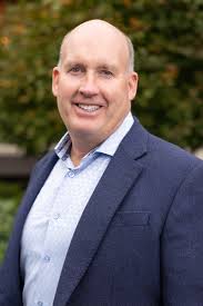 Darren Farrell's Instagram, Twitter & Facebook