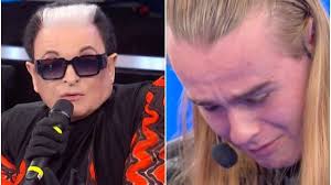 Aaron in lacrime ad Amici dopo il duro giudizio di Malgioglio: "Troppo  giovane per parlare d'amore"