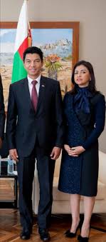 On appelle de manière générale première dame a l'épouse d'un chef d'état ou de gouvernement. Madagascar Le Triumvirat D Un Pouvoir Dictatorial Le Club De Mediapart