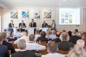 August 2001 abgehalten und erregte großes medieninteresse, weil der präsident der ezb bei diesem anlass zum ersten mal echte. Pressekonferenz