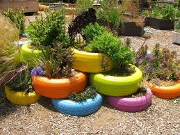 La bordure amispol 12 mètres bordure de gazon en plastique a été fabriquée en plastique recyclé, ce qui limite grandement son impact négatif sur l' environnement. Decoration Jardin Originale A Petit Budget Tire Garden Garden Painted Tires