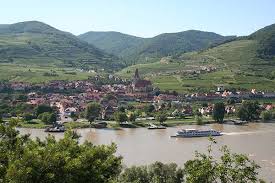Der helle innenraum der sich über zwei decks erstreckt, mit spiegeldecke und vollklimatisierung, … Wachaubahn Wachau Blog Informationen Zur Wachau