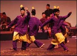 Para penari menggunakan kuda kepang untuk menggambarkan kisah kejayaan pengaruh islam ke atas tarian tradisional malaysia boleh dilihat dengan ketara dalam tarian zapin, sebuah tarian yang terkenal di negeri johor. Sejarah Dan Perkambangan Tari Tradisional Riau