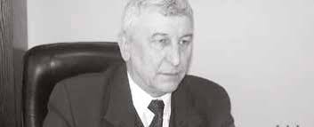 Tu jest pamięć i tutaj świeczka. Tutaj napis i kwiat pozostanie. Ale zmarły  gdzie indziej mieszka na wieczne odpoczywanie.