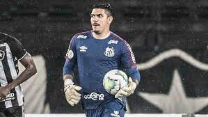 Santos, de 31 anos, é um dos três jogadores acima do limite. Santos Joao Paulo Passou Pelo Gremio Esperou Mais De Cinco Anos Para Ser Titular E Agora E Destaque