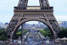 Die mehr als 100 opfer der 2015 november gedenkend , terroranschläge in paris, der eiffelturm in rot leuchtet, blau und weiß, die farben des französisch trikolore. 19 Unglaubliche Eiffelturm Fakten Tipps Von Frankreich Webazine De