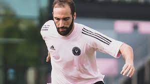 But he also spent time away after being shipped out on loan to both milan and chelsea two seasons ago. Higuain Hat In Mls Geschichte Geschrieben Sporten De